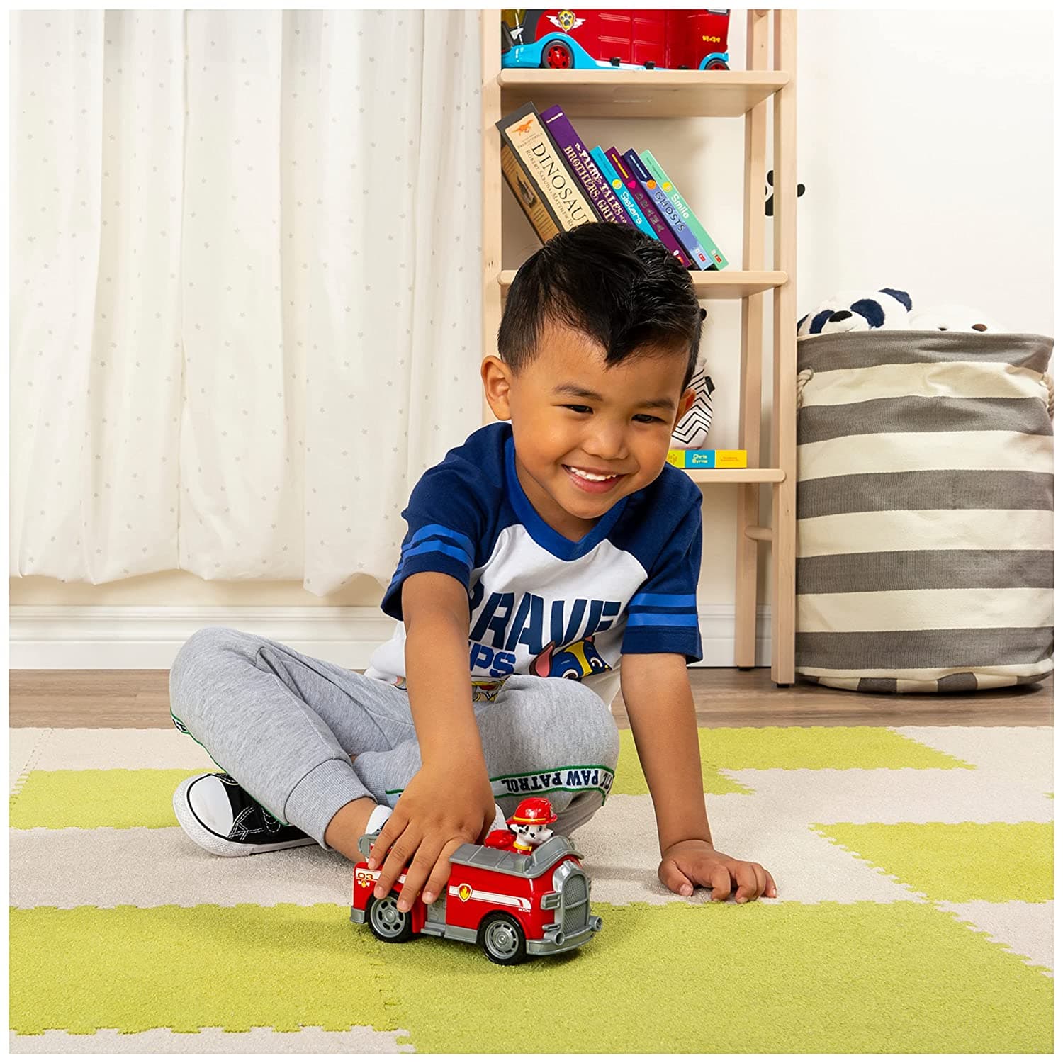 Paw Patrol, Marshall Fire Engine Vehicle with Collectible Figure view 2