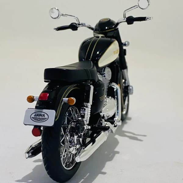 Jawa Classic 300 Black Chrome – 1:18 Scale Diecast Motorcycle Model – Miniature Collectible Bike for Display, Gifting & Décor (14+ Age) view 4
