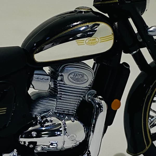 Jawa Classic 300 Black Chrome – 1:18 Scale Diecast Motorcycle Model – Miniature Collectible Bike for Display, Gifting & Décor (14+ Age)