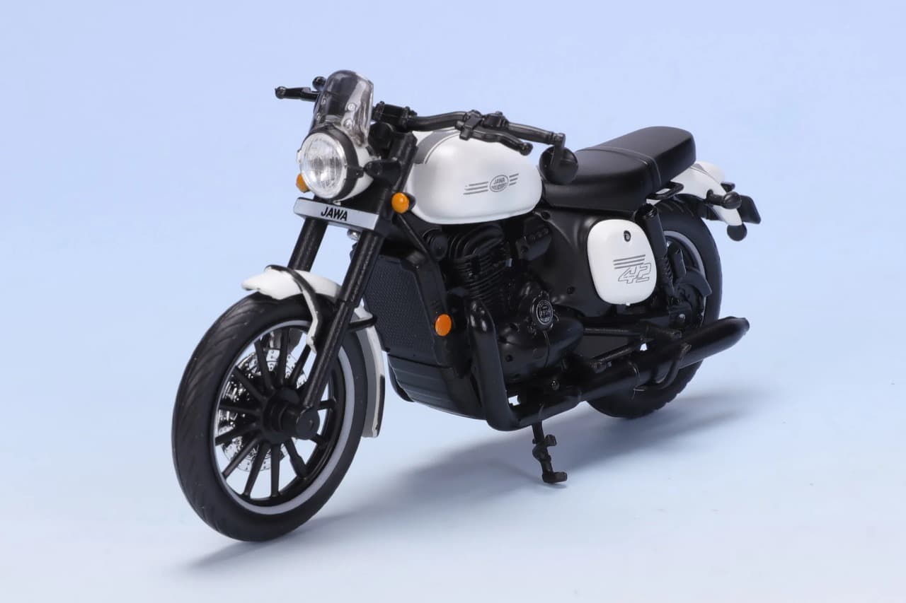 Jawa 42 Sirius White – 1:18 Scale Diecast Motorcycle Model – Miniature Collectible Bike for Display, Gifting & Décor (14+ Age) view 9