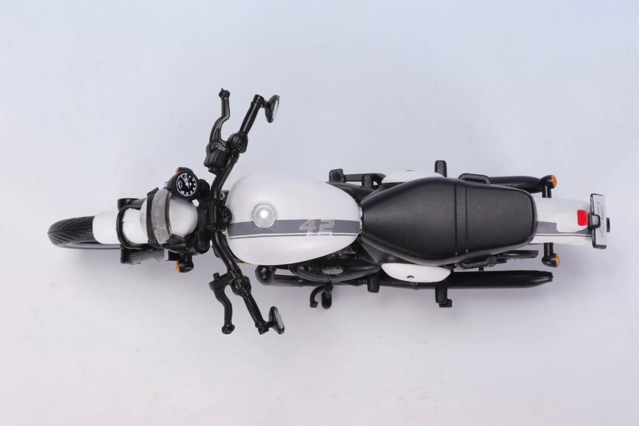 Jawa 42 Sirius White – 1:18 Scale Diecast Motorcycle Model – Miniature Collectible Bike for Display, Gifting & Décor (14+ Age) view 7