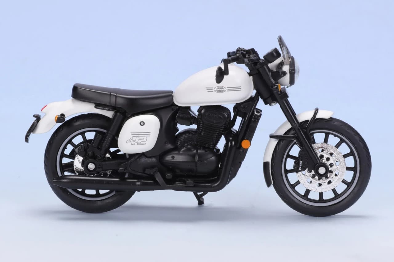 Jawa 42 Sirius White – 1:18 Scale Diecast Motorcycle Model – Miniature Collectible Bike for Display, Gifting & Décor (14+ Age) view 8
