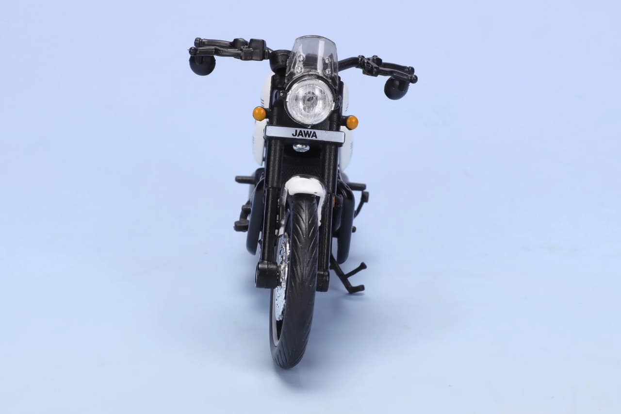 Jawa 42 Sirius White – 1:18 Scale Diecast Motorcycle Model – Miniature Collectible Bike for Display, Gifting & Décor (14+ Age) view 3