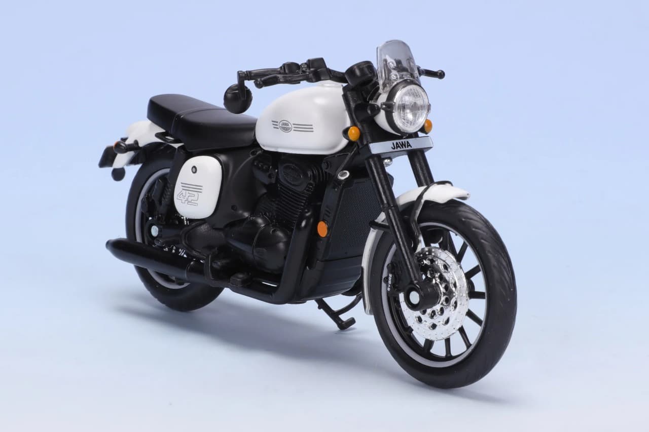 Jawa 42 Sirius White – 1:18 Scale Diecast Motorcycle Model – Miniature Collectible Bike for Display, Gifting & Décor (14+ Age) view 4